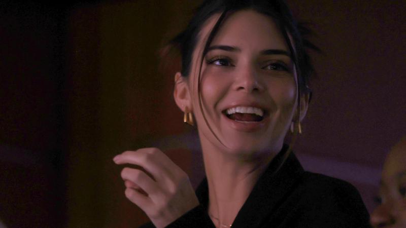 Bijna volledig naakte Kendall Jenner uitgelachen door fans in opmerkelijke fotoshoot: «Awkward» (foto)