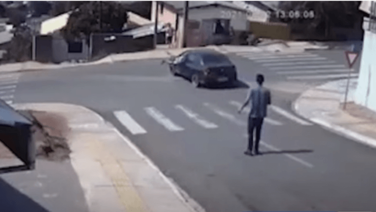 Man voorkomt dramatische crash door door raam van rijdende auto te springen (video)