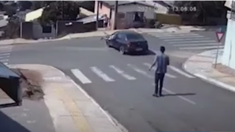 Man voorkomt dramatische crash door door raam van rijdende auto te springen (video)