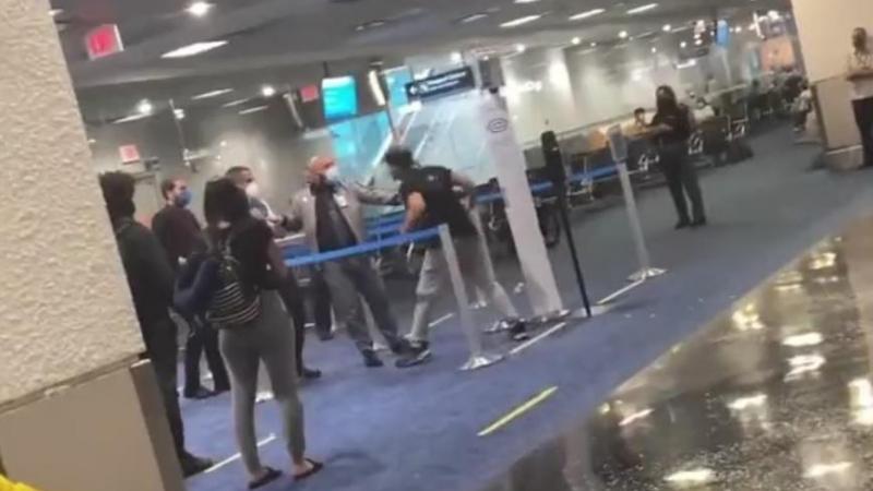 WTF. Veteraan gaat compleet door het lint op luchthaven en valt personeel aan (video)