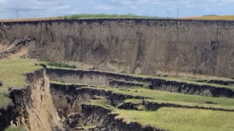 WOW. Plotse grondverzakking doet metersdiep ravijn ontstaan in bonenveld: «Lijkt Grand Canyon wel» (video)