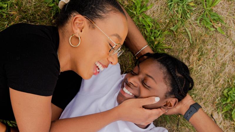 Meer dan helft van mensen met een relatie houdt intussen een ander aan het lijntje