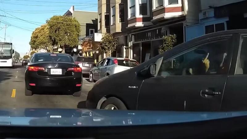 Toyota Prius-bestuurder steekt middelvinger op, maar dan grijpt karma KEIHARD in (video)