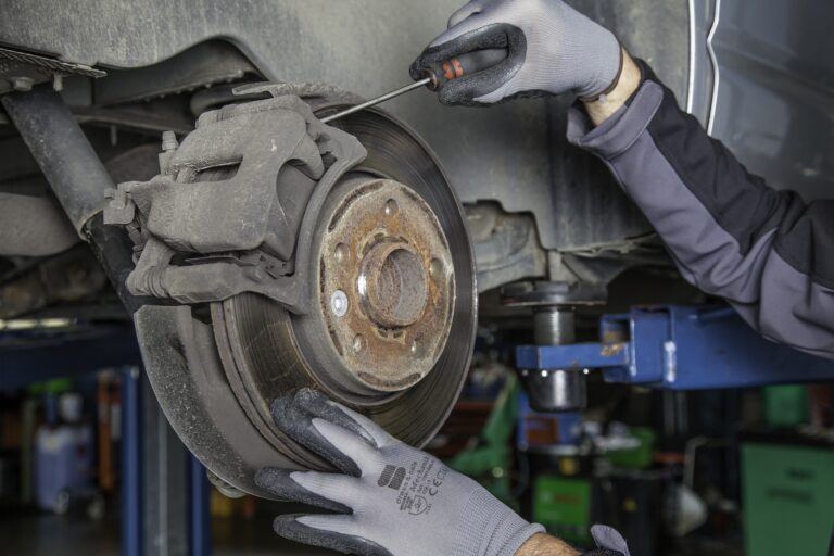4 veelvoorkomende vormen van autoschade en wat ze kosten
