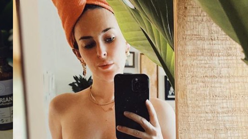 Dochter (32) van Bruce Willis en Demi Moore poseert in bikini. Fans reageren: “Zo knap, net als je mama!” (foto)