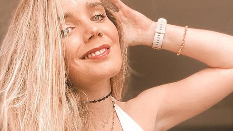 Dochter (27) van Jeremy Clarkson deelt GÊNANT probleem met rokje. En ook haar vader reageert: “Oh nee” (foto’s)