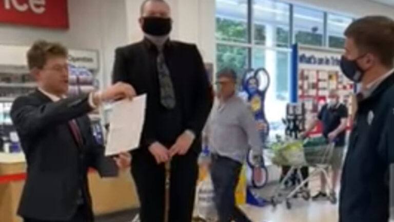 Man moet van zijn baas ‘formeel’ zijn ontslag geven. En dat neemt hij meer dan LETTERLIJK! (video)
