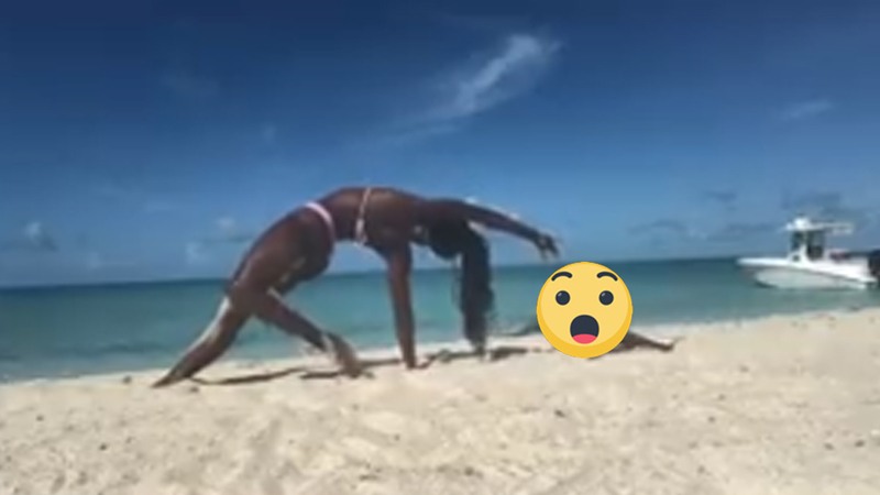 Lenige dame doet yogasessie op strand. Maar plots schreeuwt ze het uit van de pijn: “AUW! Jij klootzak!” (video)