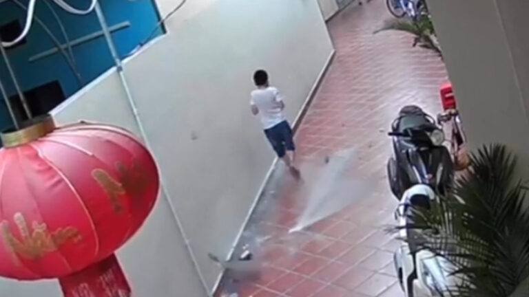 WOW: Dit jongetje mag van HEEL veel geluk spreken! (video)