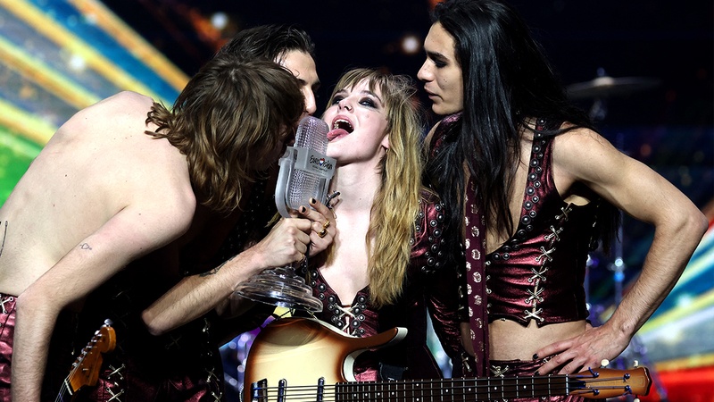 Bassiste van Eurosong-winnaar Måneskin uit de kleren op Instagram. Volgers lovend: “Zo heet!” (foto)