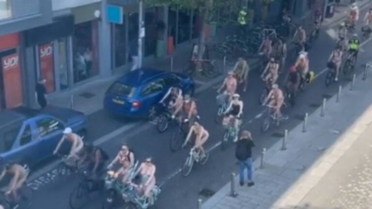 Man gelooft ogen niet wanneer poedelnaakte fietsers door zijn straat rijden: “Doe het weg!” (video)