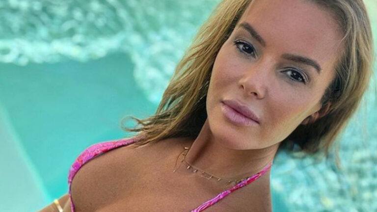 ‘BGT’-jurylid Amanda Holden deelt bikiniselfie. Fans in de wolken: “Heet!” (foto)