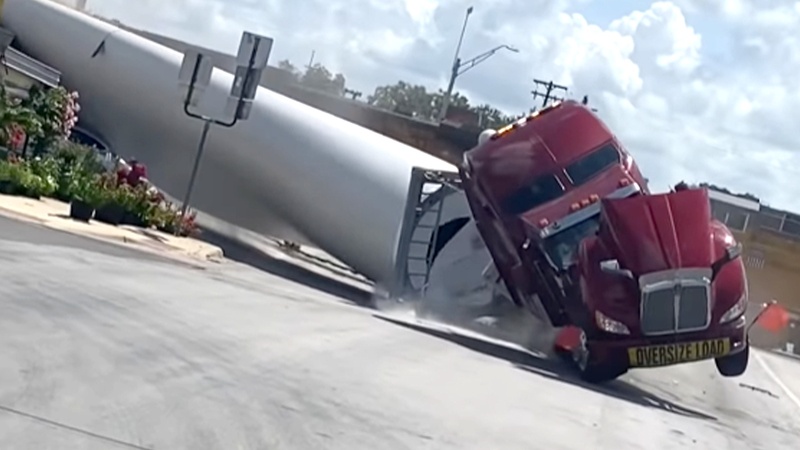Vrachtwagen die windmolenwiek vervoert, staat vast op spoorweg. Wat volgt? Een STEVIGE ravage! (video)