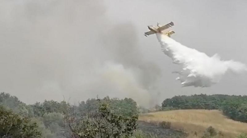 Man gefilmd tijdens opzettelijke brandstichting in Italië (video)