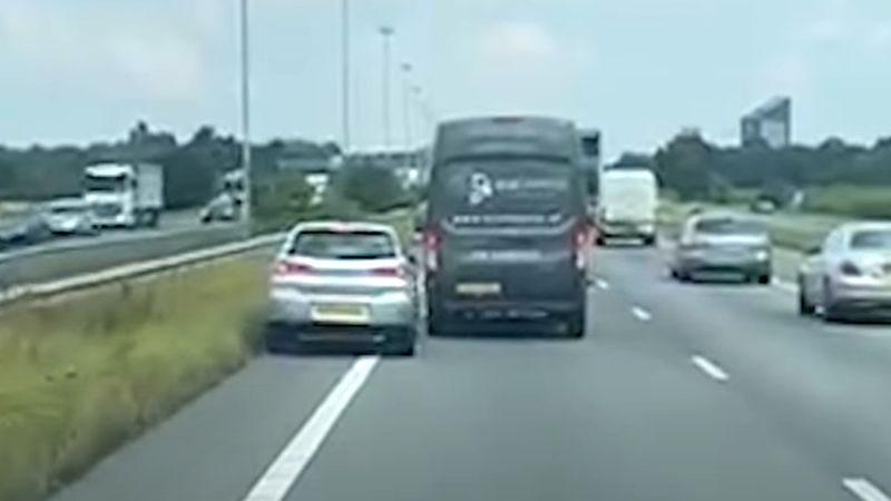 Wegpiraten ‘vechten’ het met hun wagens uit op autosnelweg: “Stelletje gekken!” (video)