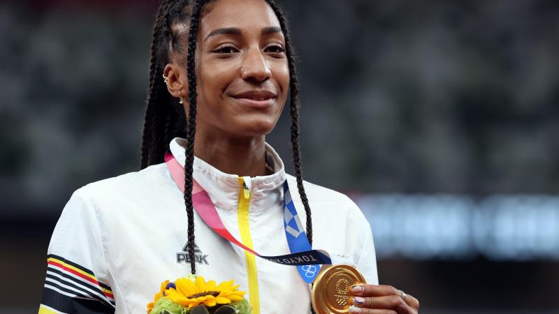 Nafi Thiam één dag na goud: «Waar ik nu zin in heb? In bed slapen dat niet van karton is»