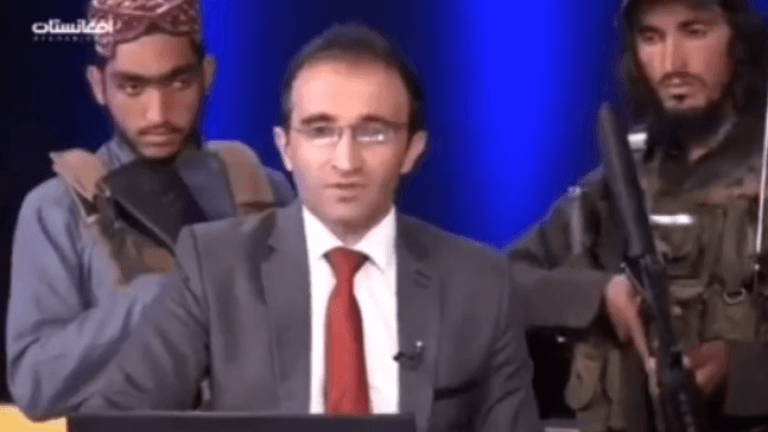 STALEN ZENUWEN. Afghaanse nieuwslezer is omsingeld door acht talibanstrijders tijdens uitzending: «Dit is surreëel» (video)