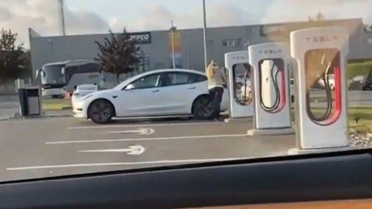 Man lacht zich te pletter met vrouw die duidelijk niet weet hoe ze haar Tesla moet opladen (video)