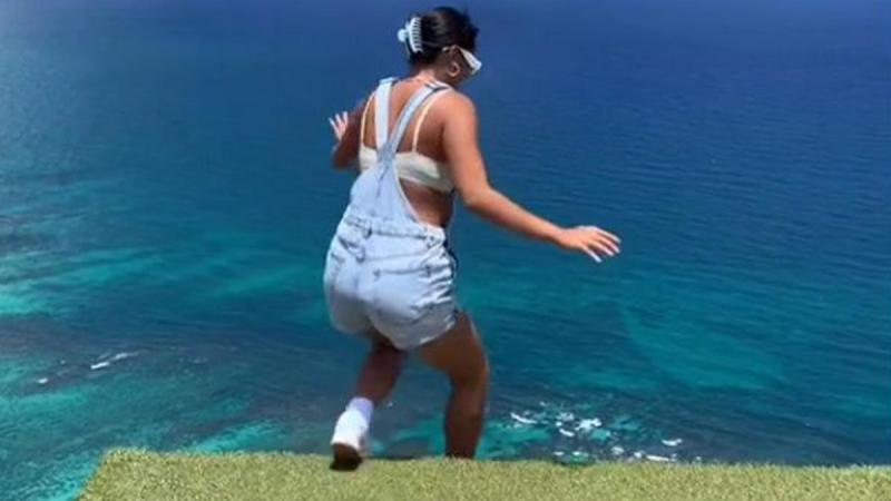 Influencer laat haar volgers schrikken door van klif te springen: «Leeft ze nog!?» (video)