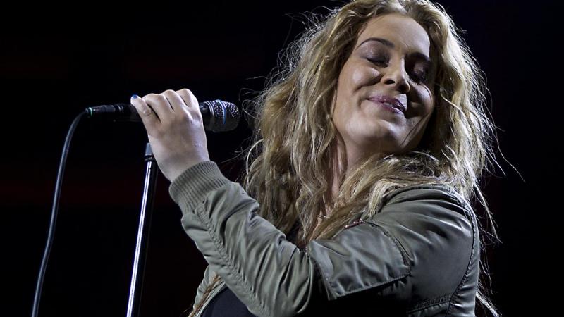 Zangeres Anouk haast onherkenbaar na drastische knipbeurt (foto)