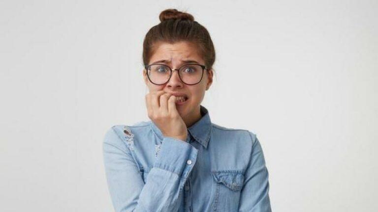 Ergerlijk maar onweerstaanbaar: waarom friemelen we ?