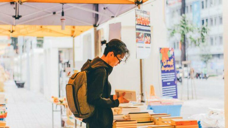 Britse jongen is niet meer welkom op school door kapsel: «Ik begrijp er niets van»