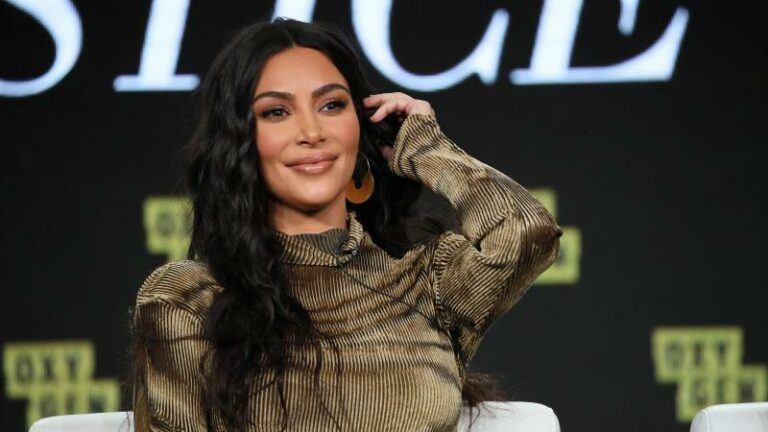 Kim Kardashian draagt SM-outfit van ex Kanye (foto)