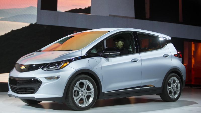 Fabrikant geeft vreemde raad aan eigenaars ‘gevaarlijke’ wagen: «Parkeer 15 meter van andere auto’s»