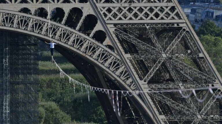 Koorddanser steekt de Seine over vanop de Eiffeltoren (foto’s)