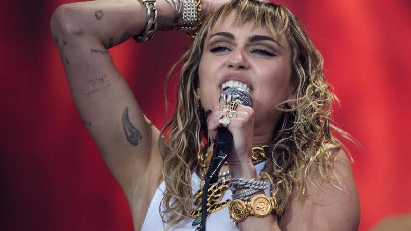 Miley Cyrus lokt commentaar uit met opvallend kort rokje: «Miley, alsjeblieft…» (foto’s)