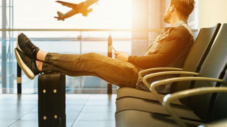 LIFEHACK. Zo smokkel je gratis wat extra bagage mee op het vliegtuig
