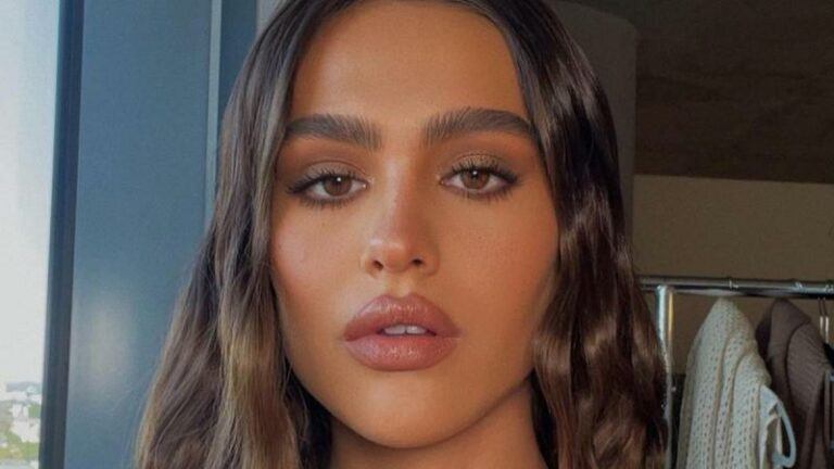 Model excuseert zich bij ouders voor doorzichtige jurk tijdens modeshow (foto)