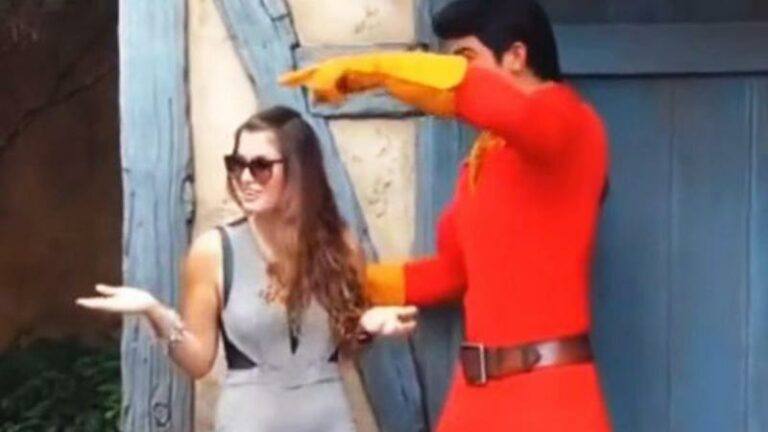 Vrouw betast Disneyland-personage, maar die kan daar écht niet mee lachen (video)