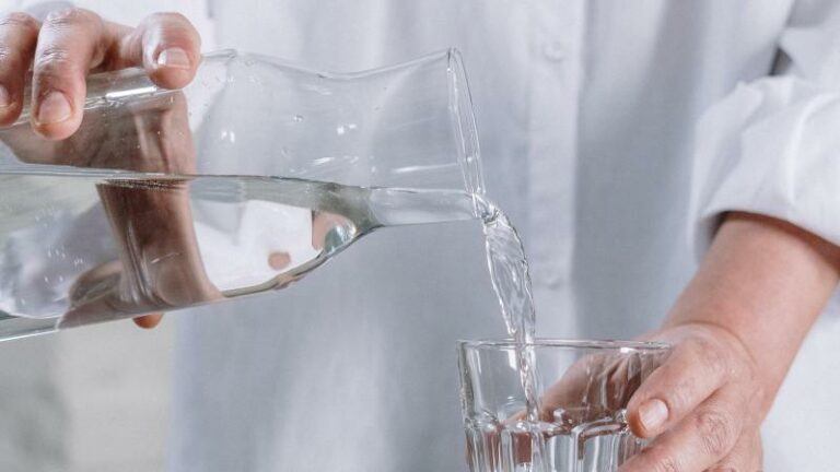 BIZAR. Gevangenisstraf voor dienstmeisje dat toiletwater aan familie serveerde