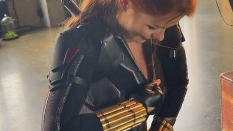 GÊNANT! Outfit van cosplaymodel scheurt open door te grote boezem (video)