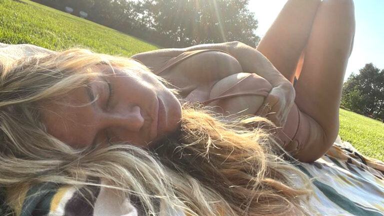 Dochter van Goedele Lieckens geniet in bikini, Heidi Klum deelt sexy selfie en Bella Thorne gaat uit de kleren (foto’s)