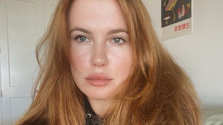 Dochter van beroemd acteurskoppel pakt uit met eerlijke bikinifoto’s: “Ik omarm mijn cellulitis” (foto’s)