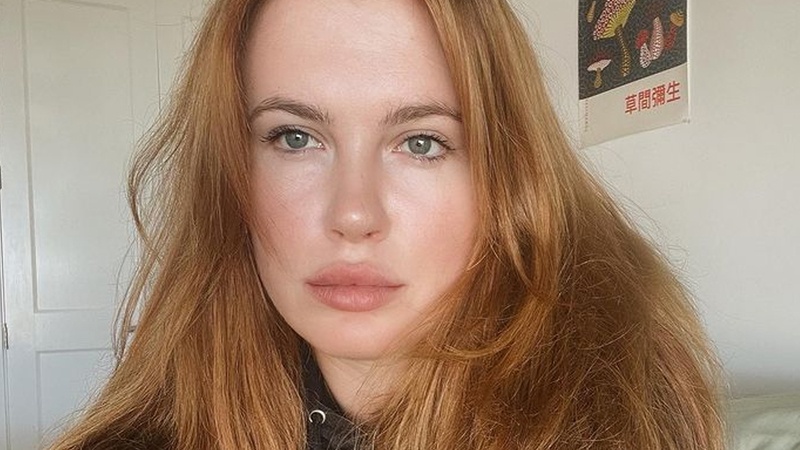 Dochter van beroemd acteurskoppel pakt uit met eerlijke bikinifoto’s: “Ik omarm mijn cellulitis” (foto’s)