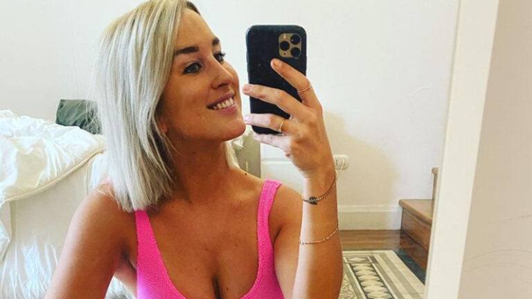Kat Kerkhofs poseert in SEXY jurk. Volgers reageren: “Hola, dat kan tellen!” (foto’s)