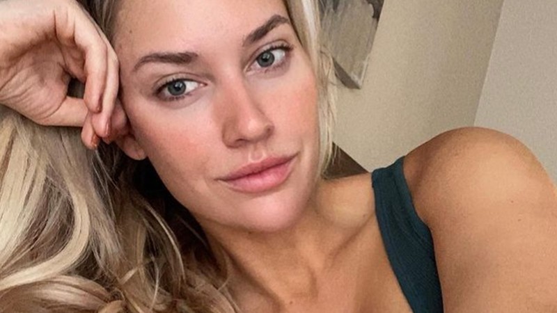 ‘Knapste golfster ter wereld’ krijgt ongepaste foto’s van mannelijke fans. Haar reactie? HILARISCH! (foto’s)