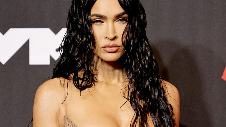 Megan Fox in PIKANTE outfit laat amper iets aan verbeelding over. Fans lovend: “Iconisch!” (foto’s)