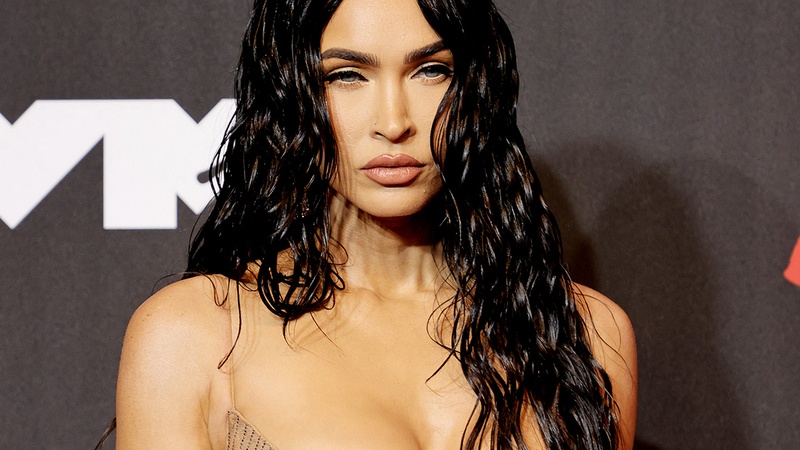 Megan Fox in PIKANTE outfit laat amper iets aan verbeelding over. Fans lovend: “Iconisch!” (foto’s)