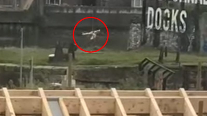 Sensuele paaldanseres bezorgt bouwvakkers werkdag van hun leven: “Ze doet dat goed!” (video)