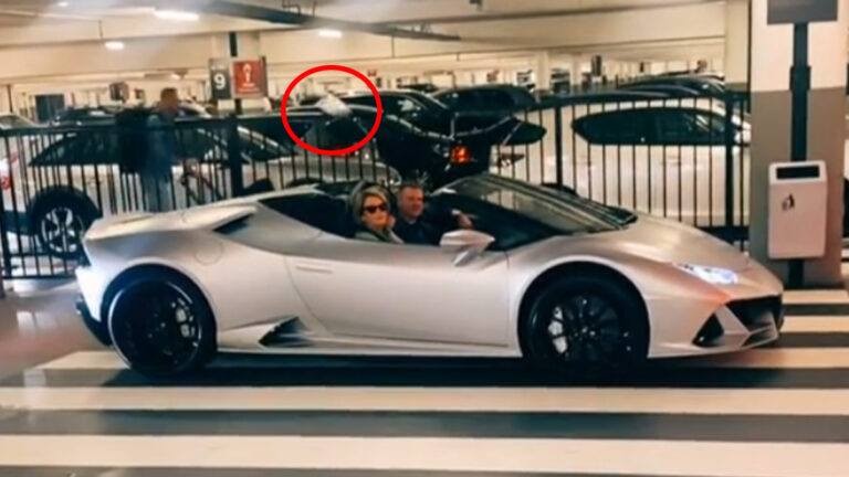 Bestuurder maakt (te) veel lawaai met z’n Lamborghini. Maar voorbijganger met baby heeft een volle luier bij de hand! (video)