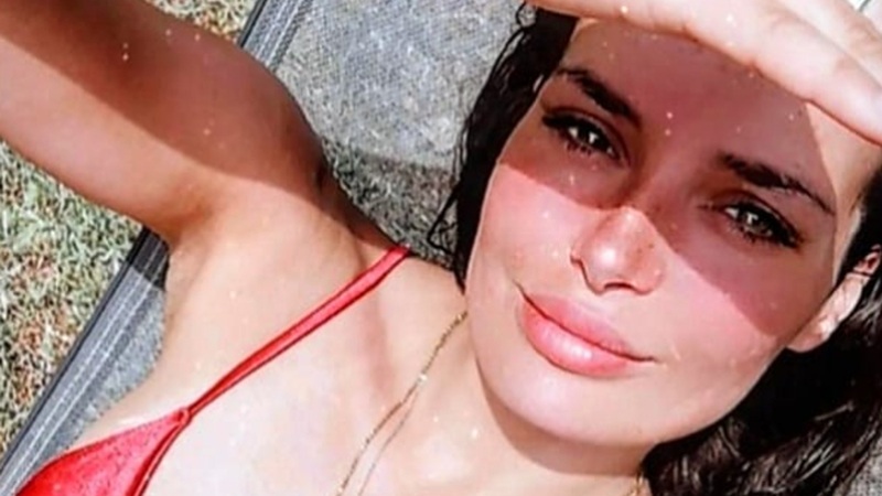 Vriendin van Axel Daeseleire poseert halfnaakt op dak. Fans lovend: “Jij bent de reden waarom God vrouwen heeft geschapen!” (foto’s)