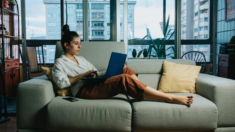 Telewerkers zijn bang dat baas meekijkt: «Ze houden zelfs minder lang pauze»