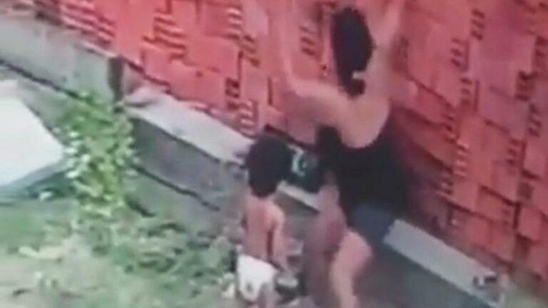 Moeder riskeert eigen leven om zoontje te beschermen van omvallende muur (video)