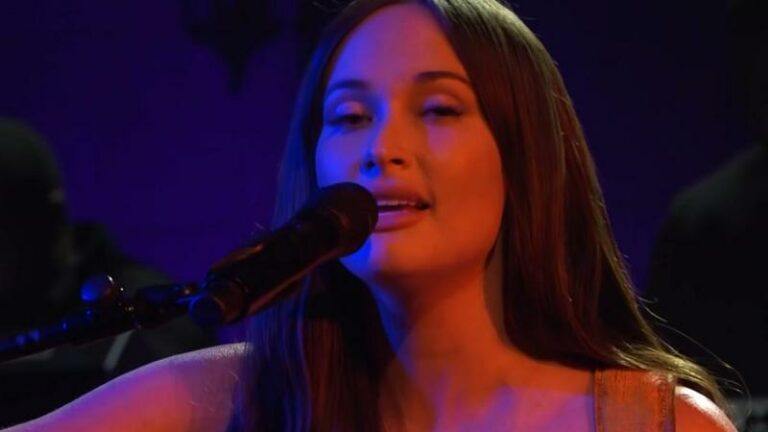 Zangeres treedt in haar blootje op in ‘Saturday Night Live’: «Eerste keer ooit in deze show» (video)
