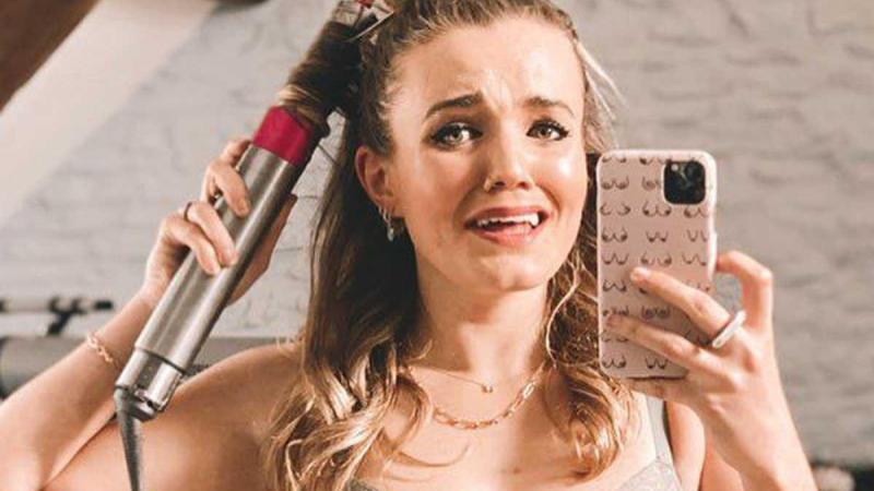 Dochter van Jeremy Clarkson deelt hilarische foto: «Mijn scheve tepels stelen de show»