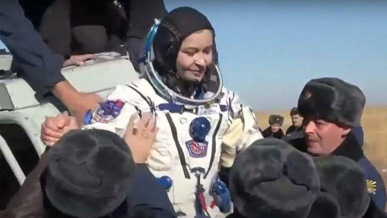 Russische crew die film maakte in de ruimte is veilig geland (video)